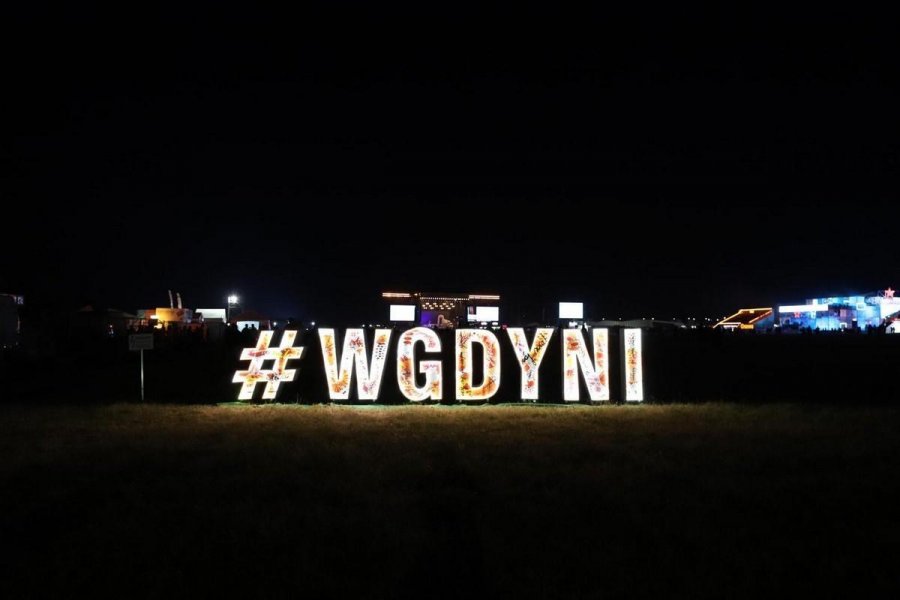 Podświetlony hashtag #wGdyni w miasteczku festiwalowym na lotnisku Kosakowo // fot. Alter Art