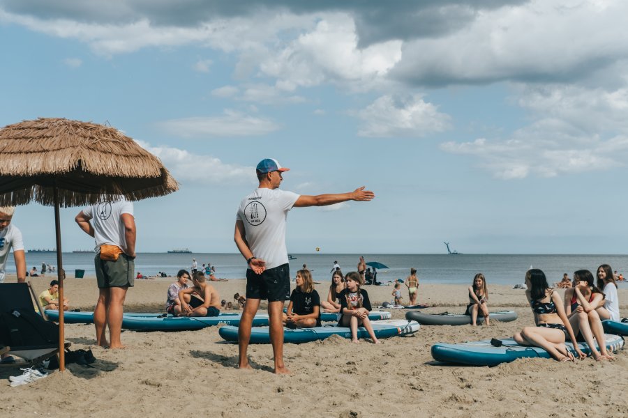 Dzieci z instruktorem na plaży