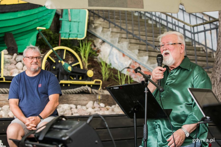 Bogusław Dornowski, współzałożyciel Czerwonych Gitar podczas koncertu towarzyszącego otwarciu nowej sceny przy plaży w Orłowie (po prawej). Po lewej: Sławomir Kitowski - prezes Towarzystwa Przyjaciół Orłowa // fot. Karol Stańczak