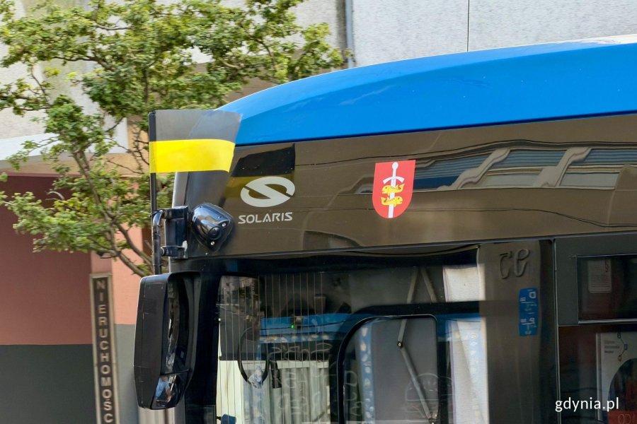 Kaszubska flaga na jednym z trolejbus&oacute;w 