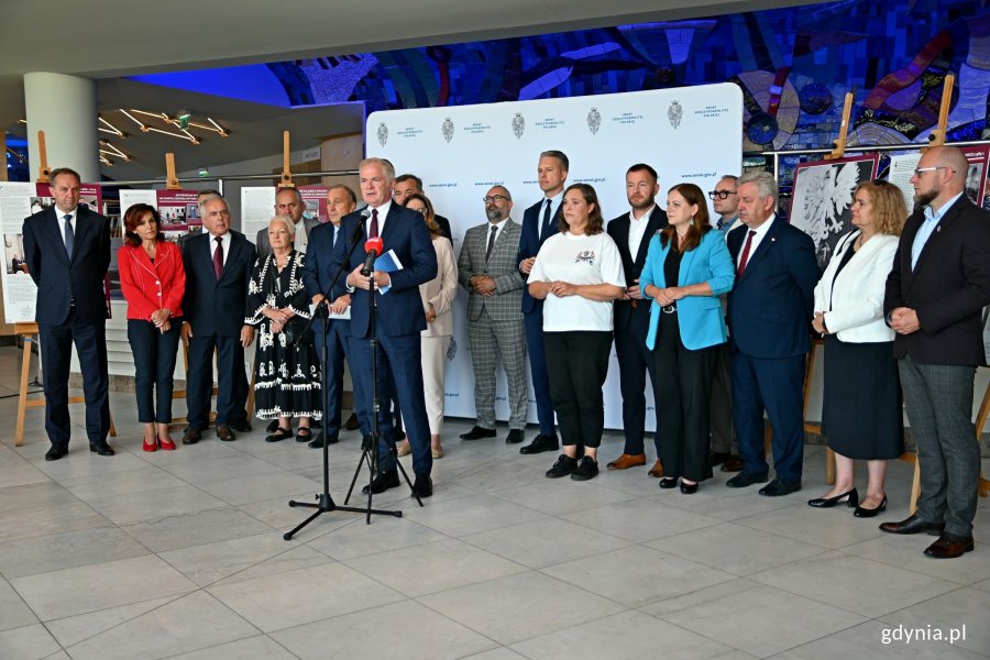Senatorowie uczestniczący w wyjazdowym posiedzeniu w towarzystwie wiceministra infrastruktury Arkadiusza Marchewki, prezydent Gdyni Aleksandry Kosiorek oraz Mieczysława Struka - marszałka województwa pomorskiego podczas konferencji prasowej we foyer Teatru Muzycznego