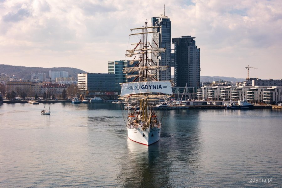 &bdquo;Dar Młodzieży" rozpoczął dziś rejs liczący około 12 tysięcy mil morskich (fot. Paweł Budziński)