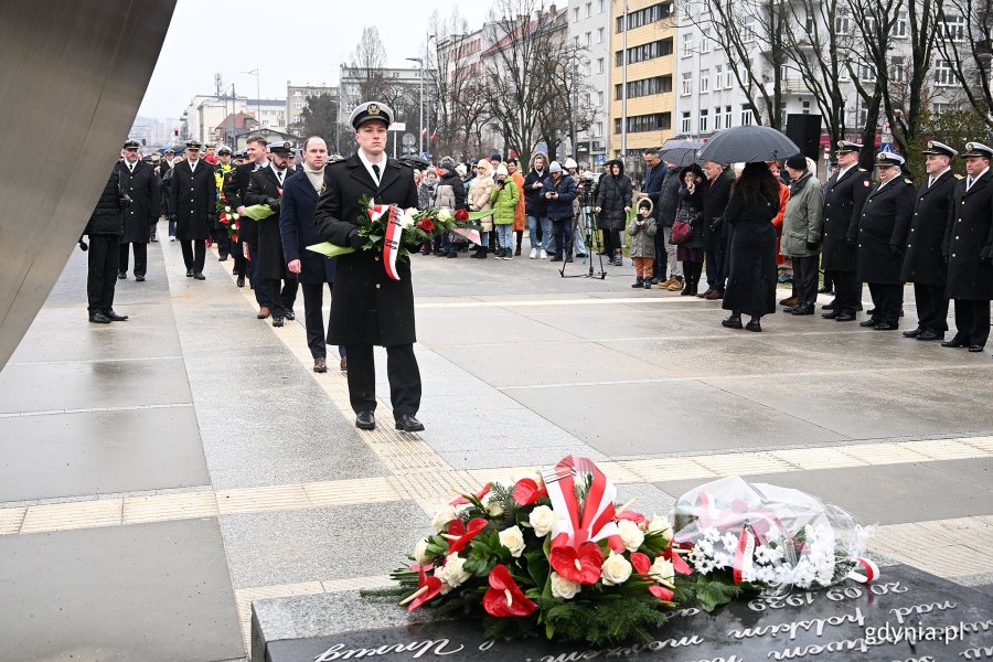 Poseł Rafał Siemaszko składający kwiaty podczas uroczystości z okazji 98. rocznicy nadania Gdyni praw miejskich