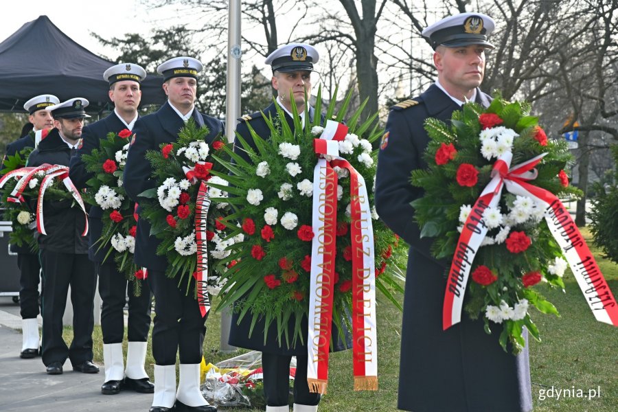 Ustawieni w rzędzie marynarze trzymają w rekach wieńce od uczestników uroczystości z okazji 80. rocznicy utworzenia Armii Krajowej // fot. Magdalena Czernek