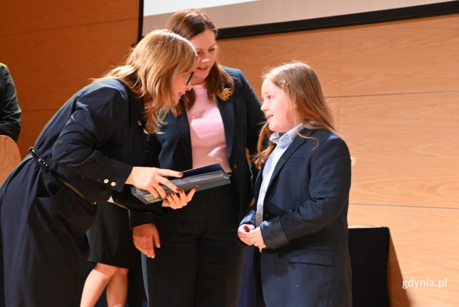 Laureatkom i laureatom stypendia wręczały prezydent Gdyni Aleksandra Kosiorek i wiceprezydentka Gdyni Oktawia Gorzeńska (fot. Magdalena Starnawska)