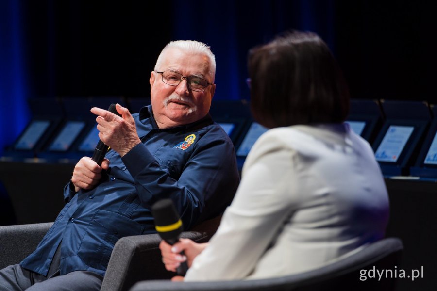 Prezydent Lech Wałęsa udziela wywiadu na scenie ECS-u