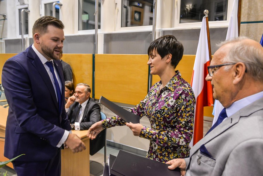 Marcin Bełbot odbiera zaświadczenie o wyborze na radnego // fot. Przemysław Świderski