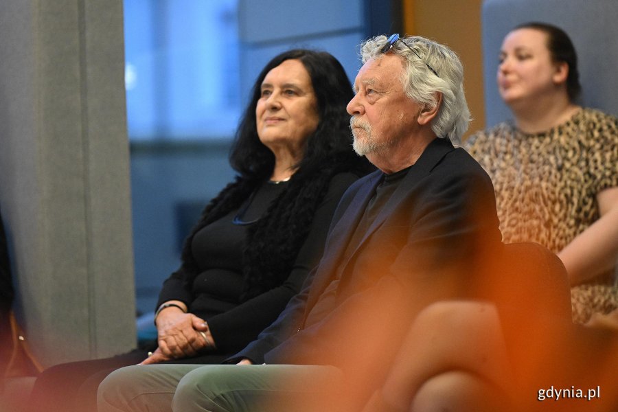 Profesor Janusz Osicki z małżonką na wernisażu w Muzeum Miasta Gdyni