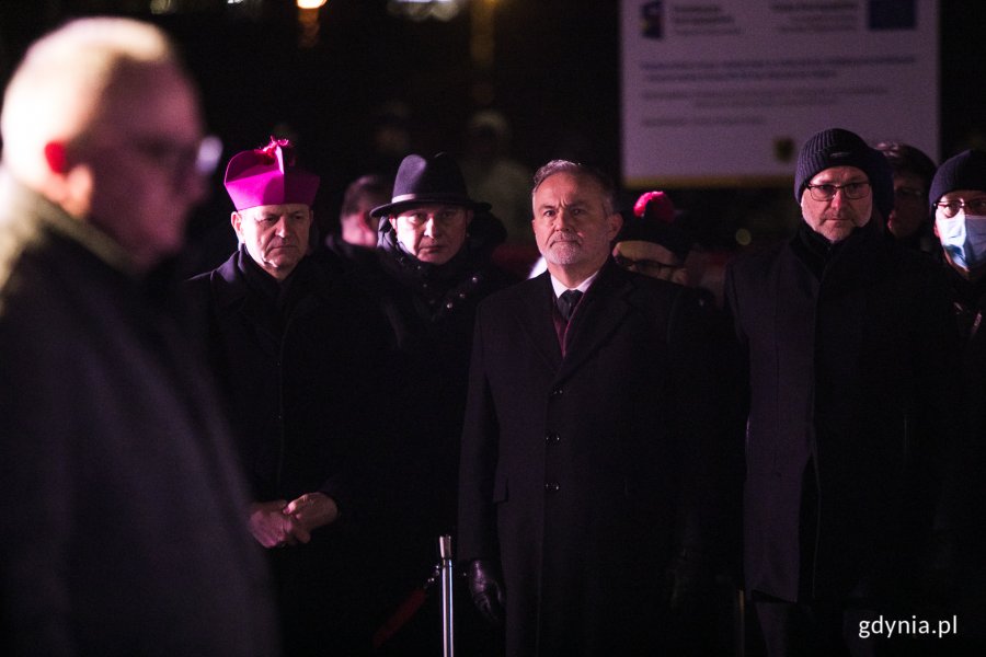Poranne obchody wydarzeń Grudnia '70. Na zdj. (czwarty od lewej): prezydent Wojciech Szczurek i wiceprezydent Michał Guć, fot. Karol Stańczak