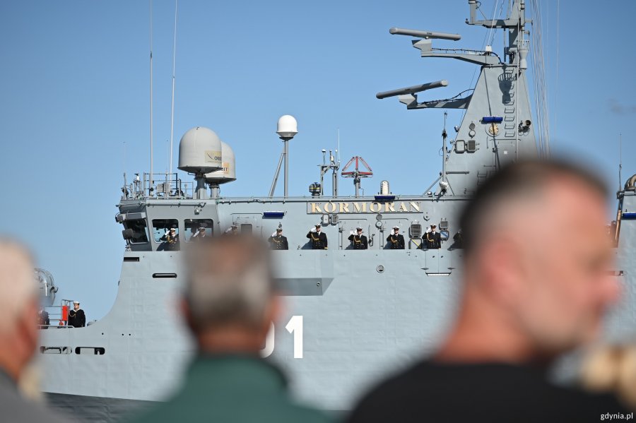ORP &bdquo;Kormoran&rdquo; i obserwujący ludzie