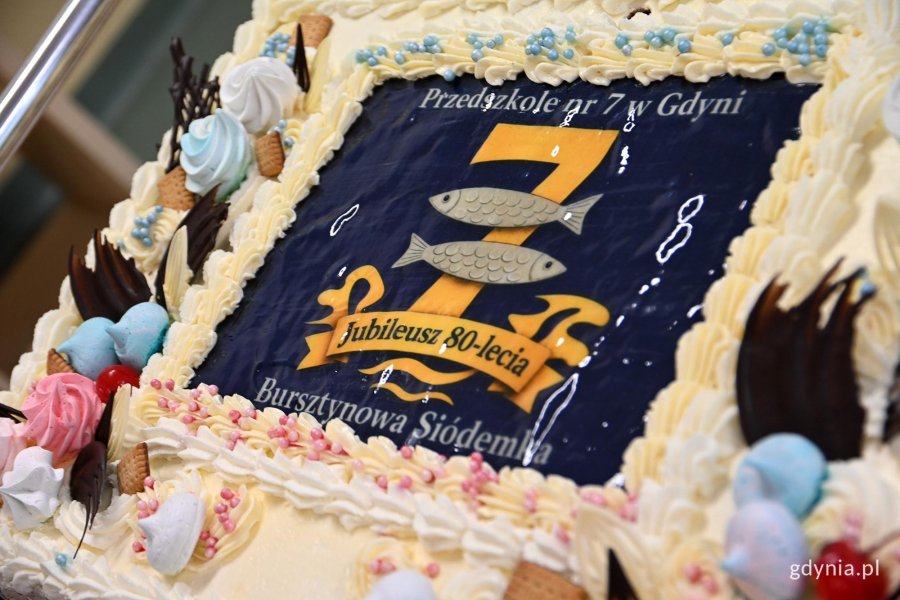 na zdjęciu torcik z napisem jubileuszowym