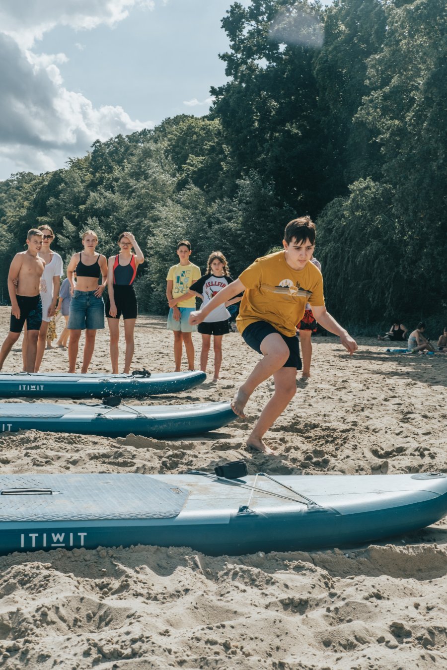 Dzieci z instruktorem na plaży