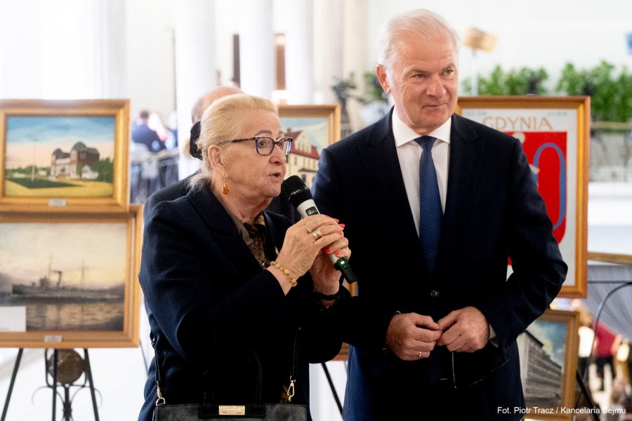 Posłanka Henryka Krzywonos-Strycharska i senator Sławomir Rybicki podczas otwarcia wystawy &bdquo;100 obraz&oacute;w na 100-lecie Gdyni&rdquo; w Sejmie RP