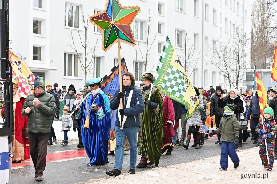 Trzej królowie i uczestnicy orszaku przemierzający ulice Gdyni 