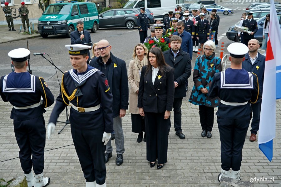 Delegacja gdyńskich samorządowców składająca kwiaty podczas uroczystości z okazji 82. rocznicy wybuchu powstania w getcie warszawskim. Od lewej: radna Beata Zastawna, wiceprezydent Bartłomiej Austen, radna Monika Strzałkowska, wiceprzewodnicząca Rady Miasta Gdyni Mariola Śrubarczyk-Cichowska, radni Dominik Aziewicz i Joanna Zielińska oraz wiceprzewodniczący Rady Miasta Gdyni Ireneusz Trojanowicz 