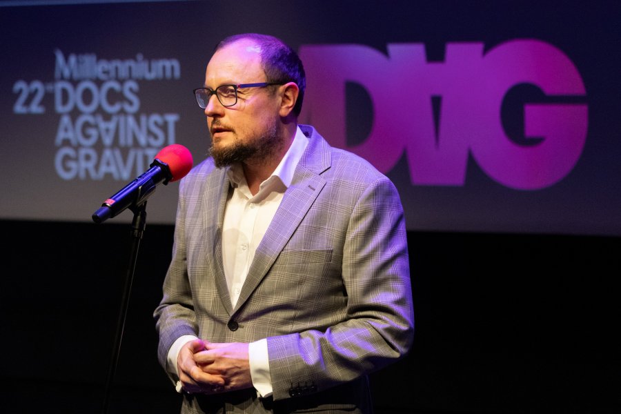 Mariusz Bzdęga, dyrektor zarządzający ds. kultury i aktywności mieszkańców, przemawiający podczas gali otwarcia festiwalu Millennium Docs Against Gravity