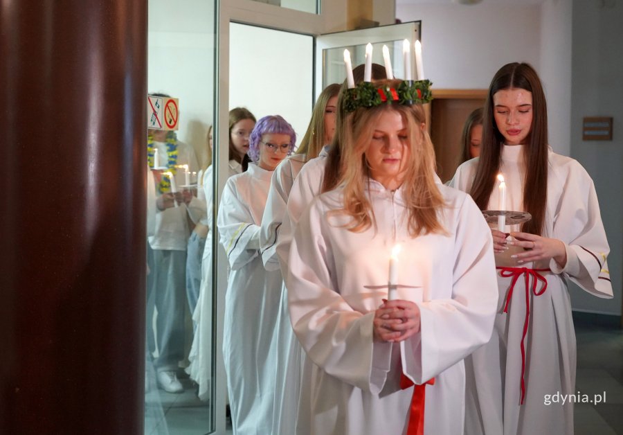 Na zdjęciu uczniowie w orszaku św. Łucji