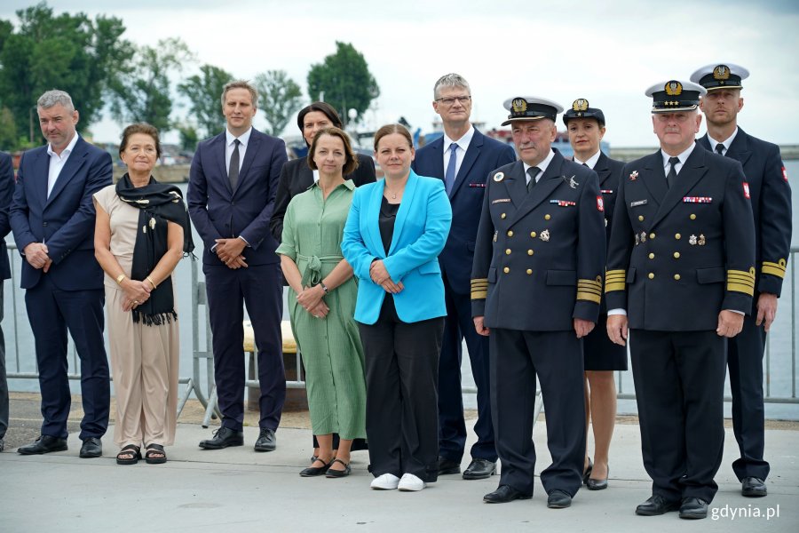 Od prawej: przedstawiciele Marynarki Wojennej RP, prezydent Gdyni Aleksandra Kosiorek, wiceprezydent Rafał Geremek, Mariola Śrubarczyk-Cichowska - wiceprzewodnicząca Rady Miasta Gdyni, radna Larysa Kramin, Piotr Kajut - doradca wicewojewody pomorskiego Emila Rojka oraz Hanna Wenda-Uszyńska - wnuczka inż. Tadeusza Wendy podczas uroczystości z okazji 162. rocznicy urodzin inż. Tadeusza Wendy