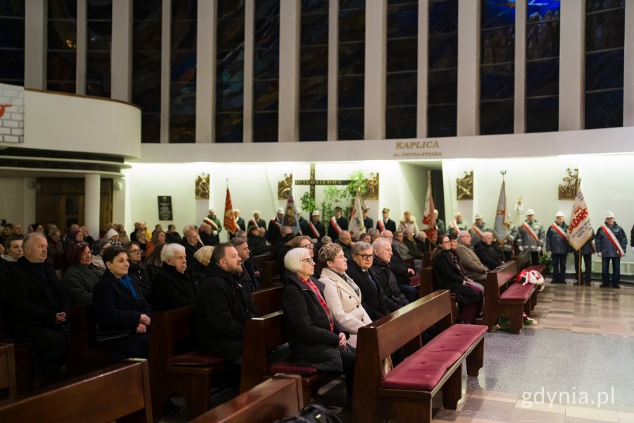 Na zdjęciu m.in. radni Gdyni Joanna Zielińska, Beata Horała i Łukasz Strzałkowski, Krzysztof Kozubowski ze stowarzyszenia Gdynian Wysiedlonych oraz senator Sławomir Rybicki
