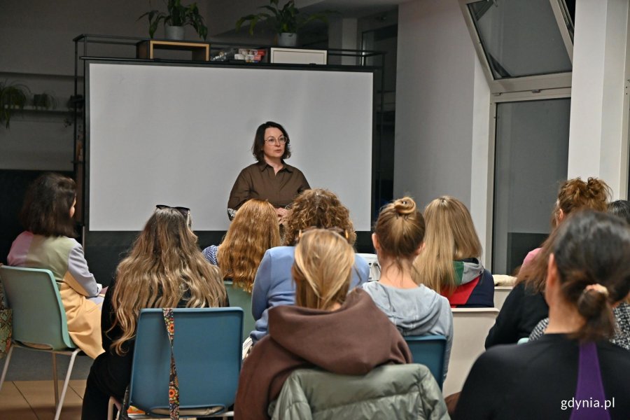 Kinga Fromlewicz &ndash; menoedukatorka podczas spotkania &bdquo;Twoje ciało w nowym rytmie. O perimenopauzie i menopauzie&rdquo; w ramach cyklu &bdquo;Marzec Kobiet: Port Dobrostan&rdquo; wraz z uczestniczkami prelekcji 