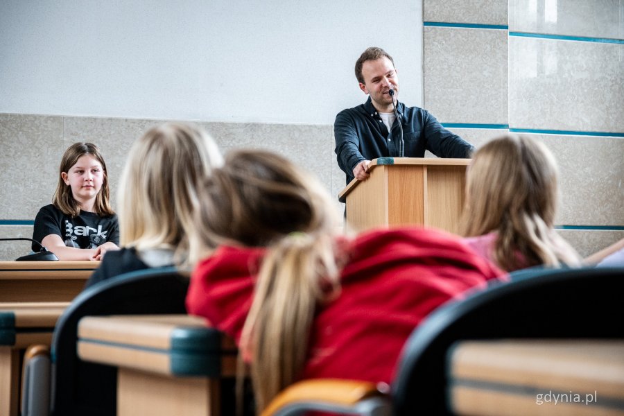 Grupa z SP nr 37 w Gdyni w sali obrad Rady Miasta Gdyni - spotkanie z radnym Norbertem Anisowiczem (fot. Kamil Złoch)