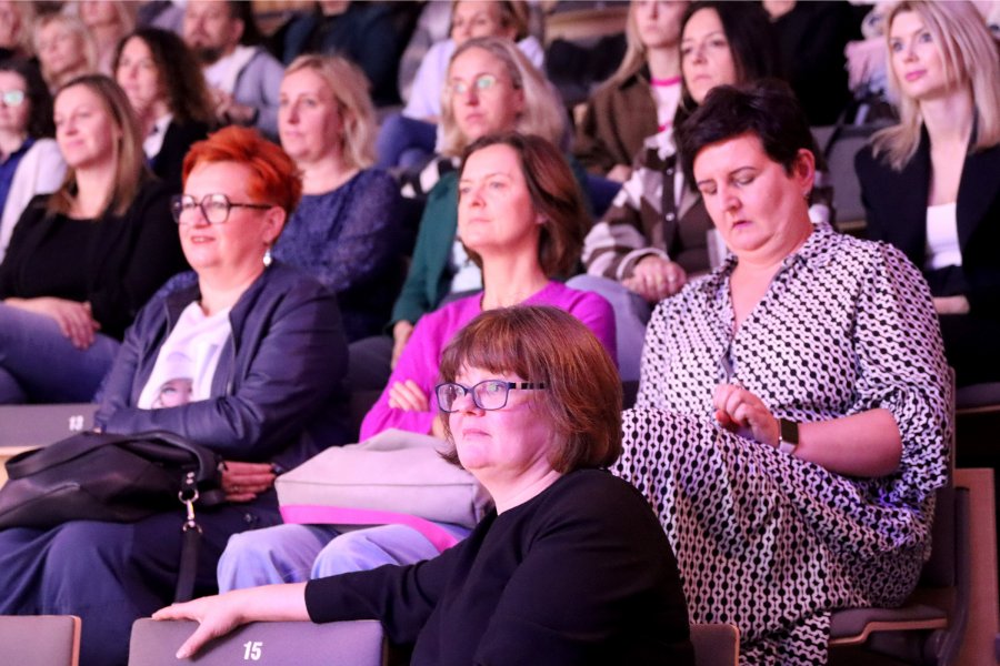 Ludzie w auli na widowni słuchający przemówienia