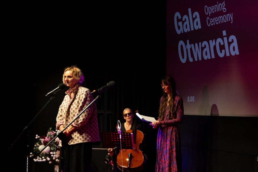 Karolina Grabowicz-Matyjas, dyrektorka Muzeum Emigracji w Gdyni, przemawiająca podczas podczas gali otwarcia  23. Millennium Docs Against Gravity 