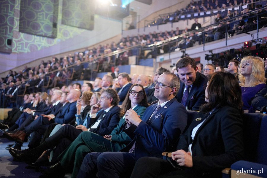 na zdjęciu goście na widowni