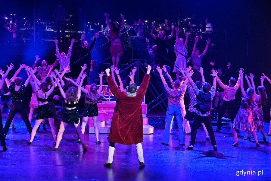 Zdjęcie z próby „Koncertu Sylwestrowego” w Teatrze Muzycznym w Gdyni. Scena zbiorowa // fot. Magdalena Czernek