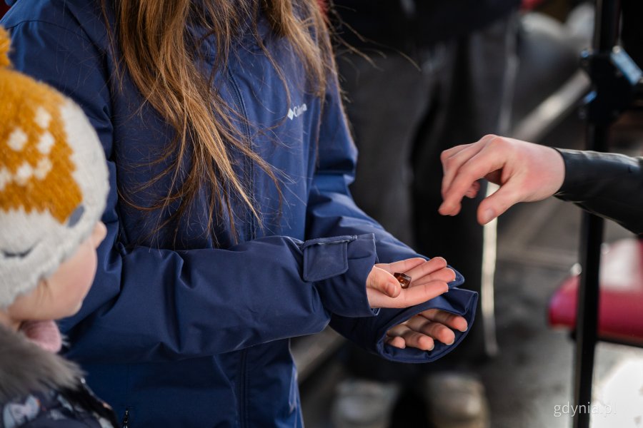 Uczestnicy gry miejskiej opartej na spektaklu &bdquo;Majka z Kajtkiem jadą trajtkiem&rdquo; (fot. Kamil Złoch)