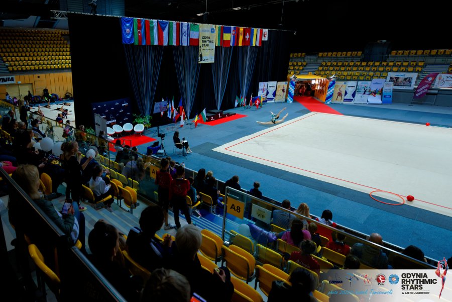 Wnętrze Gdyni Arena, widać siedziska publiczności oraz arenę na której występują zawodniczki