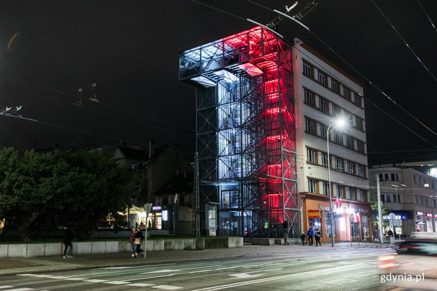 InfoBox podświetlony na biało-czerwono // fot. Karol Stańczak