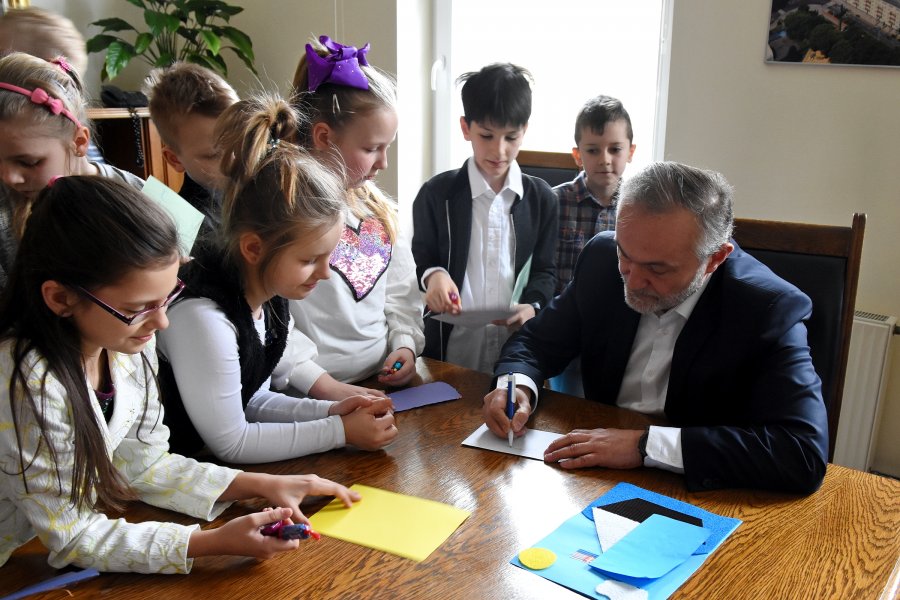 Prezydent Gdyni Wojciech Szczurek rozdaje autografy, fot. Michał Kowalski