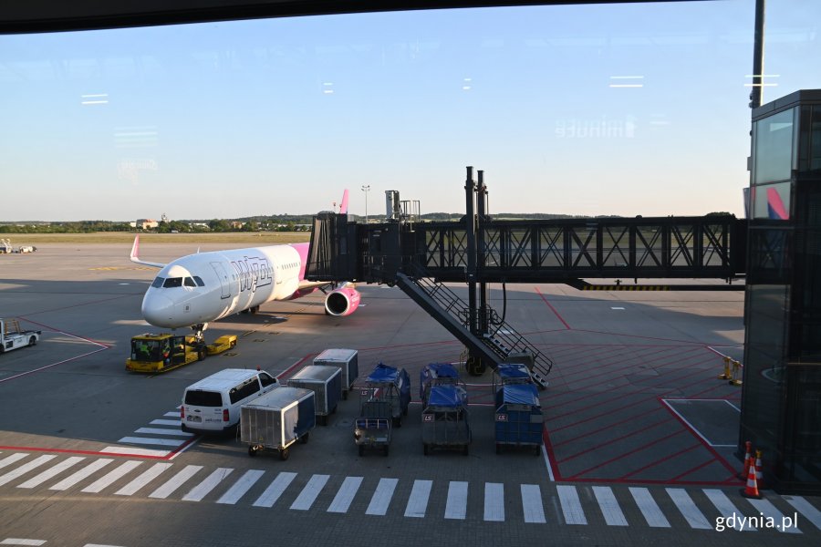 Jeden z rękawów w nowej części terminalu. W tle samolot WizzAir i samochód oraz wózki bagażowe // fot. Magdalena Czernek