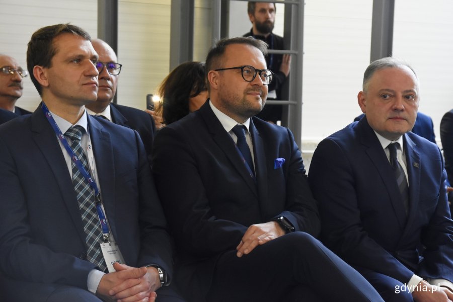   Od lewej: Marcin Majek, wójt gminy Kosakowo, Marek Łucyk, wiceprezydent Gdyni ds. rozwoju i Wojciech Dąbrowski, prezes Zarządu PGE Energia Ciepła, fot. Jan Ziarnicki