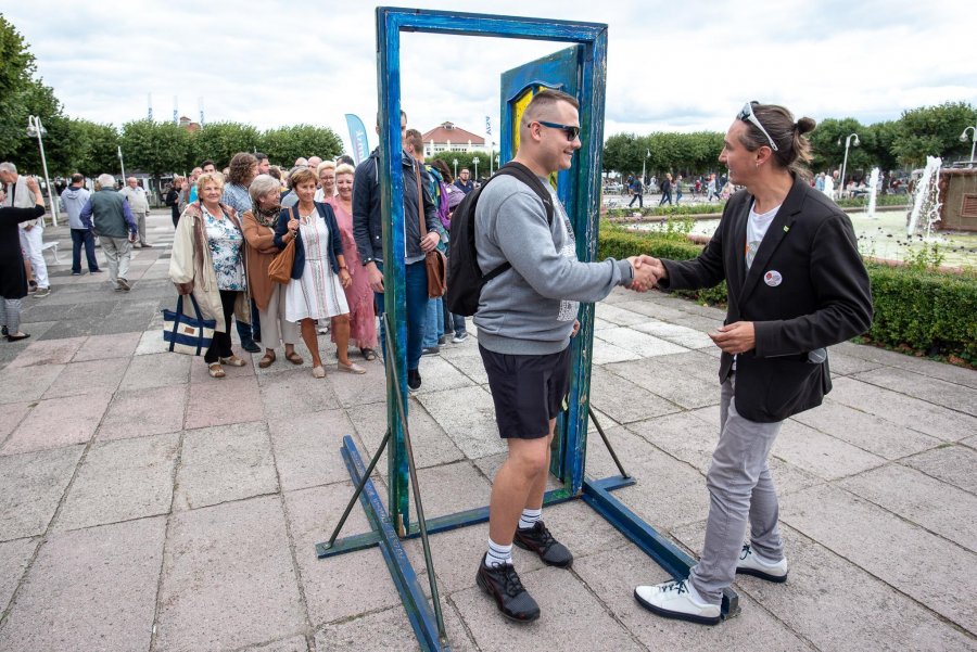 Przejście przez symboliczne Drzwi do Tolerancji // fot. Dawid Linkowski
