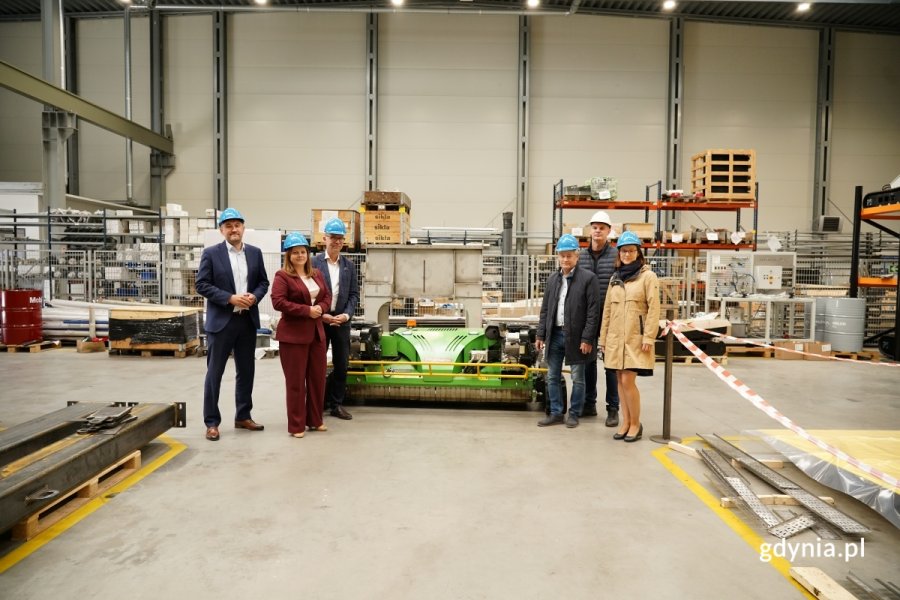 Spotkanie w gdyńskiej firmie Hydromega. Na zdjęciu widoczni przedstawiciele firmy oraz Aleksandra Kosiorek, prezydent Gdyni i Tomasz Augustyniak, wiceprezydent Gdyni. 