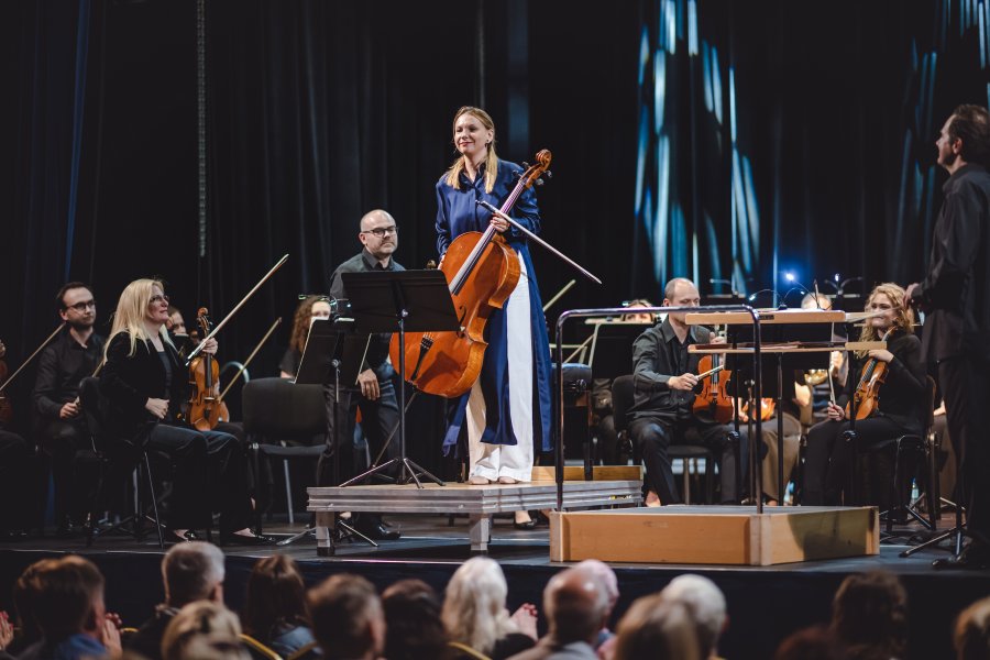 Piątkowy koncert w sali koncertowej Portu Gdynia - Orkiestra Symfoniczna Filharmonii Bałtyckiej pod batutą Massimiliano Caldiego oraz z Magdaleną Bojanowicz na wiolonczeli, fot. Tomasz Kamiński