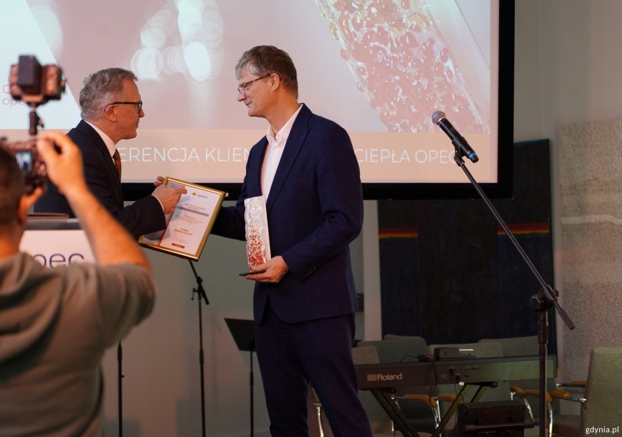 Wiceprezydent Rafał Geremek odbiera statuetkę z rąk prezesa Wojciecha Folejewskiego
