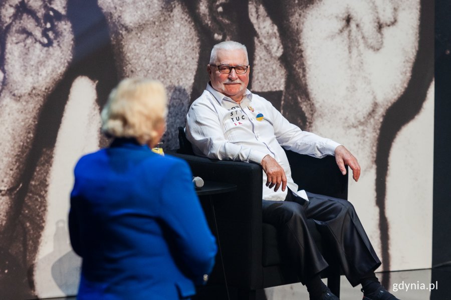 Lech Wałęsa słuchający wypowiedzi Henryki Krzywonos-Strycharskiej podczas benefisu w Europejskim Centrum Solidarności