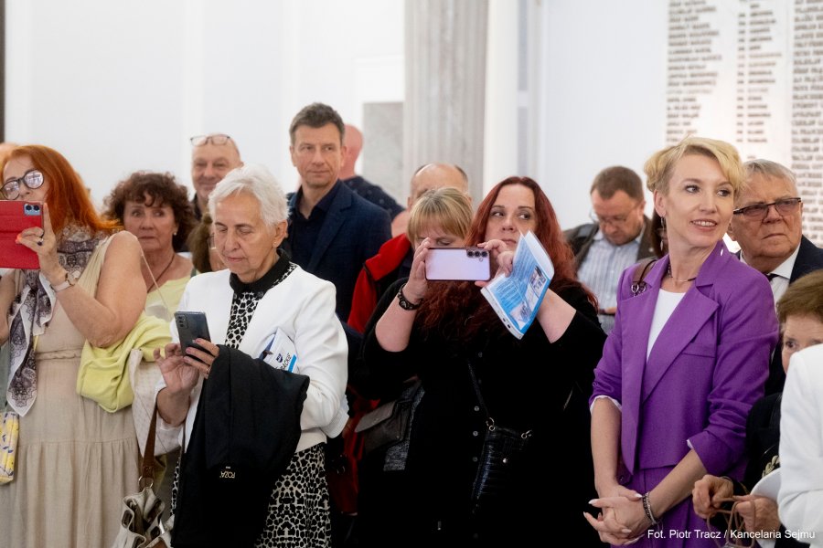 Uczestnicy otwarcia wystawy &bdquo;100 obraz&oacute;w na 100-lecie Gdyni&rdquo; zgromadzeni w Sejmie RP 
