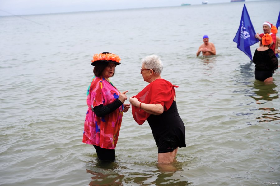 Dwie panie w wieku senioralnym podczas morsowania 