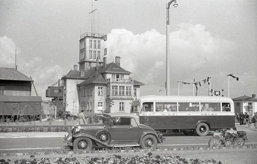  Fotografia z archiwum cyfrowego Muzeum Miasta Gdyni. Kapitanat Portu przy ulicy Polskiej, 1935 // fot. Henryk Poddębski