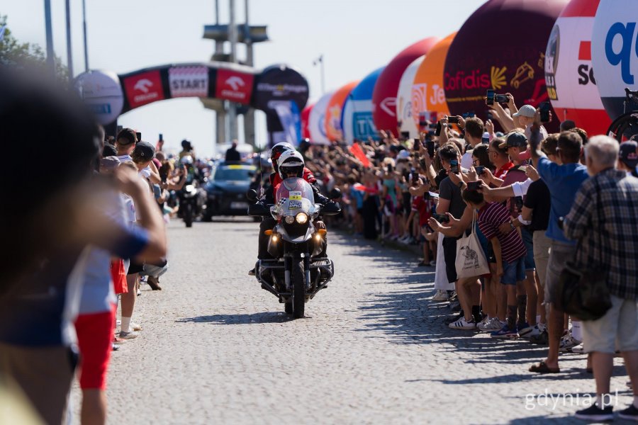 Pojazdy prowadzące peleton podczas startu 83. Tour de Pologne