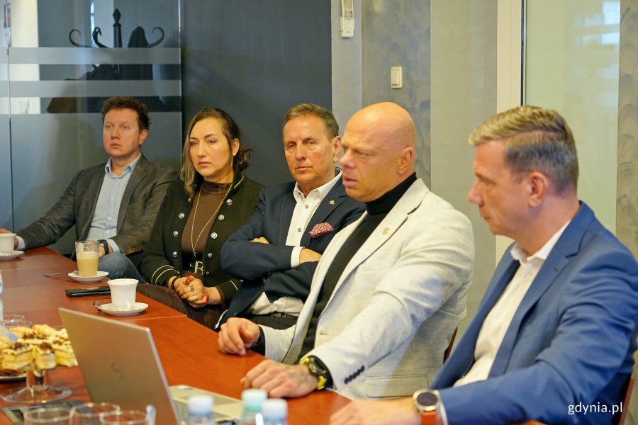 Od prawej: Adam Pawłowski &ndash; prezes zarządu firmy Łączpol, Marcin Poltrok, J&oacute;zef Poltrok &ndash; założyciel firmy oraz Karolina i Piotr Poltrokowie podczas spotkania z gdyńskimi samorządowcami 