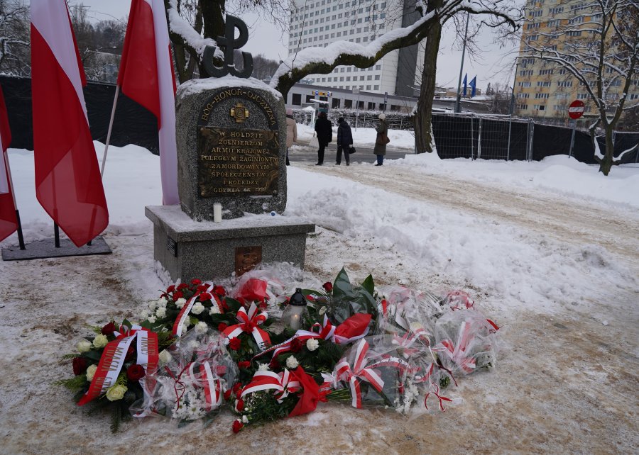 Pomnik Armii Krajowej znajduje się w Gdyni na Skwerze Kościuszki 
