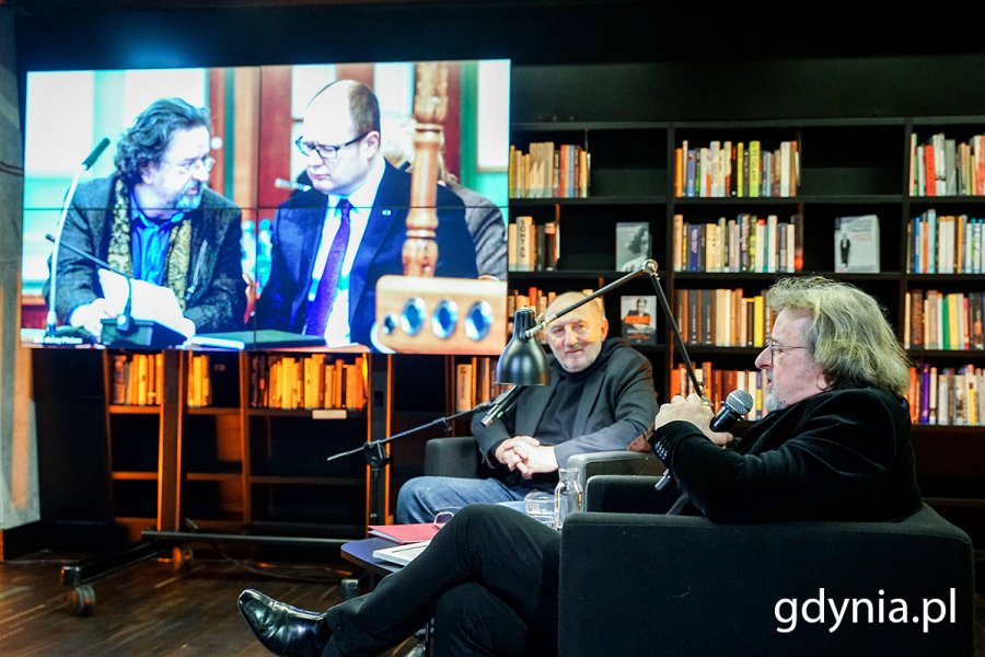 Od prawej siedzą: autor książki Antoni Pawlak i dyrektor Teatru Muzycznego w Gdyni Igor Michalski, w tle na ekranie Paweł Adamowicz z rodziną