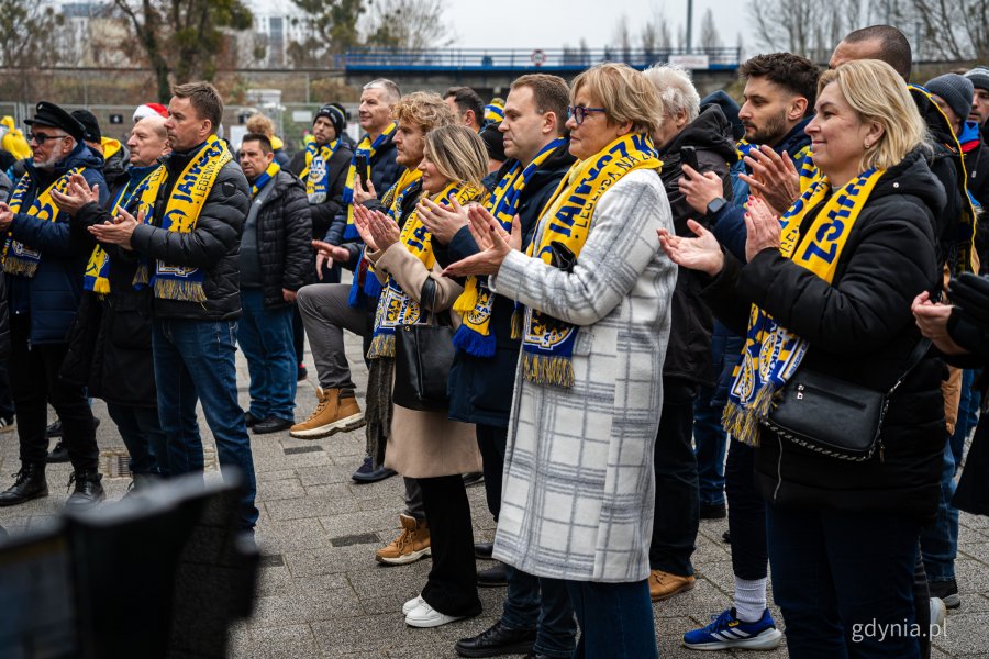 Radni Rady Miasta Gdyni, od prawej m.in. Beata Zastawna, Teresa Bysewska, Norbert Anisowicz, Monika Strzałkowska. Symboliczne odsłonięcie tablicy z nazwą placu Janusza Kupcewicza przy Stadionie Miejskim w Gdyni (fot. Kamil Złoch)