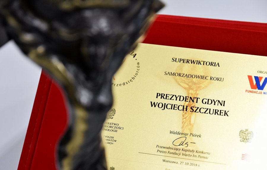 Statuetka Super Wiktoria przyznana prezydentowi Gdyni Wojciechowi Szczurkowi // fot. Kamil Złoch