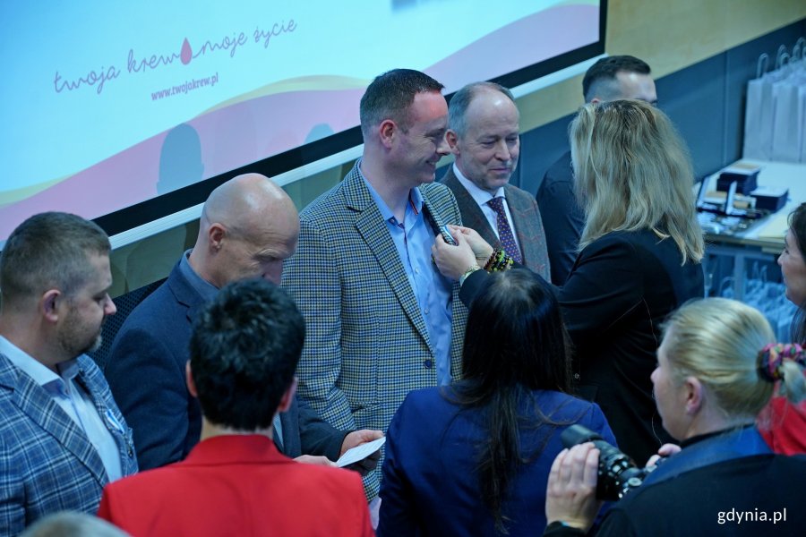 Odznaczeni honorowi dawcy krwi z Wejherowa wraz z dr hab. Marleną Robakowską &ndash; dyrektor Regionalnego Centrum Krwiodawstwa i Krwiolecznictwa w Gdańsku i Iwoną Piastowską &ndash; sekretarz miasta Wejherowa podczas gali w PPNT Gdynia